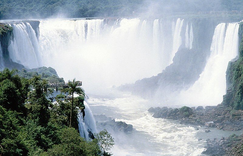 Водопад Игуасу летом