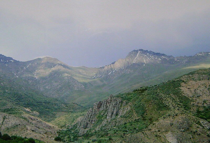 Вид на гору Гемигая на территории Зангезурского парка