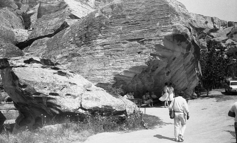 Посетители в заповеднике Гобустан в 1987 году